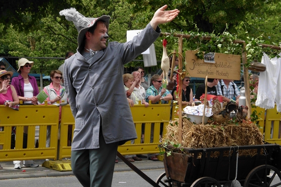 Darsteller mit Leiterwagen